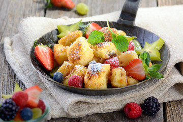 Leckerer Kaiserschmarrn mit frischen bunten Früchten