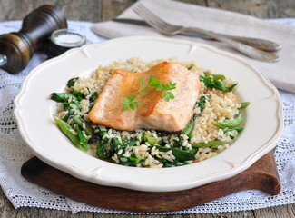 Fried salmon with brown rice, spinach and leguminous kidney bean