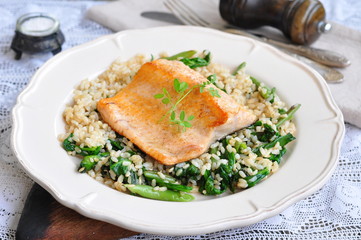 Fried salmon with brown rice, spinach and leguminous kidney bean