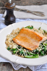 Fried salmon with brown rice, spinach and leguminous kidney bean