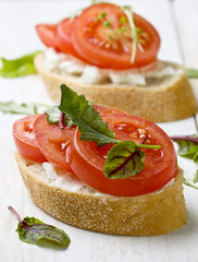 bread with tomatoes and cream cheese