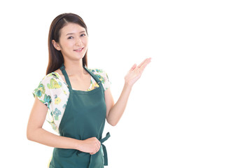 エプロンを着た笑顔の女性