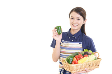 野菜を持つ笑顔の女性