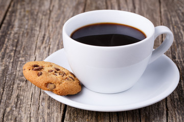 Cup of coffee with cookies on a wooden table. - obrazy, fototapety, plakaty