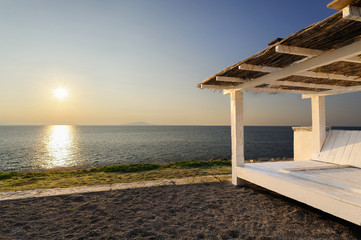 Obraz premium Strandliege mit Schilfdach am Meer