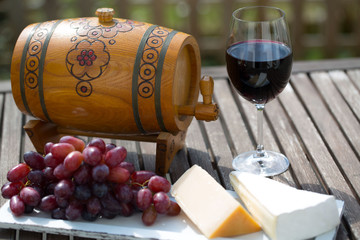 Weinglas mit Käse und Trauben