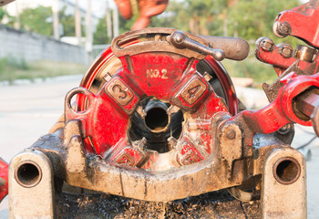 Pipe threading machine