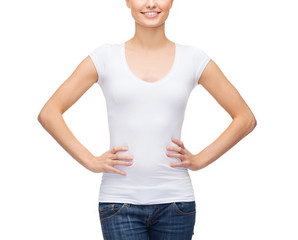 Obraz premium smiling woman in blank white t-shirt