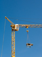 Hoher Turmdrehkran auf einer Baustelle