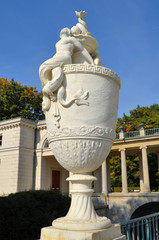 Statua amfory w Łazienkach Królewskich