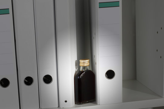 Weisse Ordner, Aktenordner, weisses B&uuml;cherregal