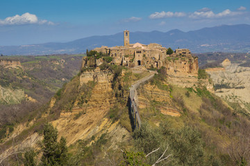 Fototapeta premium Panoramiczny widok Civita di Bagnoregio w Lazio