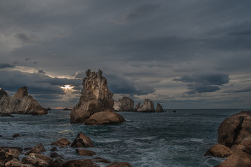 Cae la noche sobre el mar.