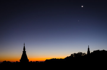 Obraz premium Chedis auf dem höchsten Berg Thailands