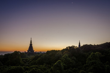 Chedis auf dem höchsten Berg Thailands