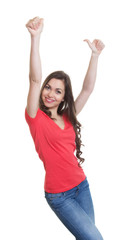 Obraz premium Jubelnde Frau mit langen dunklen Haaren und rotem Shirt