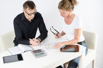 Paar sieht sich Grundrisse an