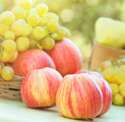 Obraz na płótnie Canvas Organic apples (close-up)