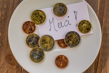 Teller mit Münzen