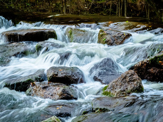 Bach mit fließendem Wasser