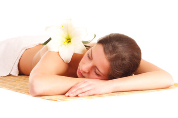 Obraz na płótnie Canvas beauty and spa concept - beautiful woman in spa salon lying on t