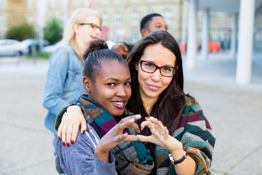 Multikulturelle Freunde in der Stadt
