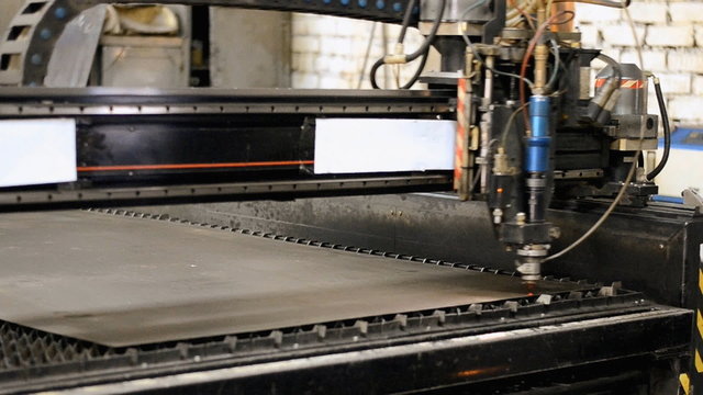 Metal cutting industrial laser