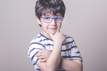 niño con gafas