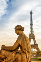 Fototapeta na wymiar Statue and Eiffel Tower