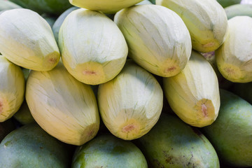 Mangoes peel delicious fruit.