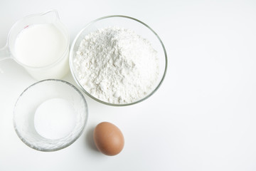 Fototapeta na wymiar Eierkuchen, Eier, Mehl, Zucker und Milch