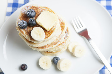 Pfannkuchen mit Banane und Heidelbeeren auf Teller