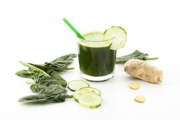 Smoothie mit Spinat, Gurken, Ingwer, Apfel