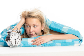 Blonde Frau im Bett kann nicht einschlafen