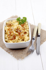 Käsespätzle mit Röstzwiebeln und Petersilie