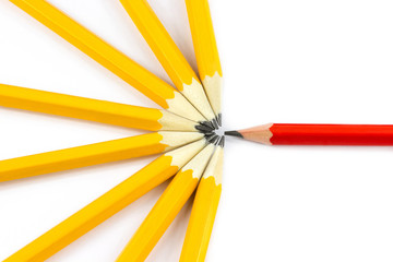Naklejka premium One red pencil standing out from the circle of yellow pencils