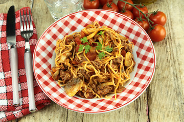 pâtes à la viande de boeuf et sauce tomate