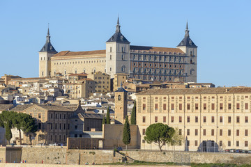 Fototapeta na wymiar Vista del Alcázar de Toledo (España)