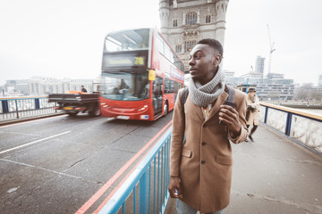 Obraz premium Young black man in London walking on Tower Bridge