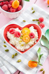Milchreis mit Himbeeren und Pistazie