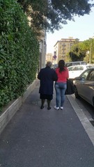 Badante si prende cura dell'anziana