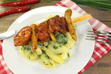 Kartoffel-Gurkensalat mit feurigen gegrillten Feuerspießen