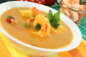 heiße exotische Currysuppe mit Garnelen