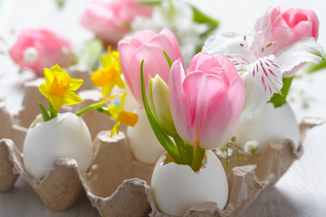 Obraz na płótnie Canvas Easter decoration with flowers