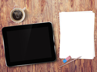 Tablette tactile et pages blanches sur fond de bois