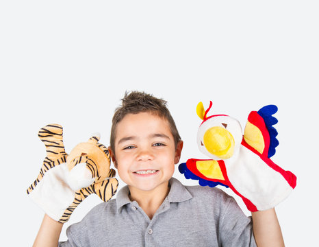bambino felice con marionette di peluche