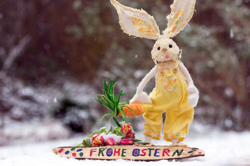 Frohe Ostern mit Osterhase im Schnee