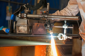 Plasma cutting process of metal material with sparks