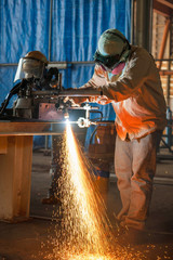 Plasma cutting process of metal material with sparks