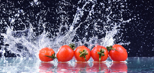 Macro drops on the red cherry tomatoes and make splash - 80865161